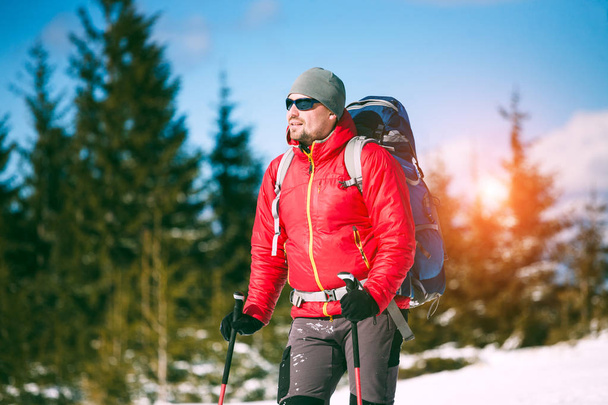 Porträt eines Bergsteigers im Winter - Foto, Bild