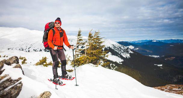 Αρσενικό τουρίστας σε χιόνι χιονοπέδιλα. - Φωτογραφία, εικόνα