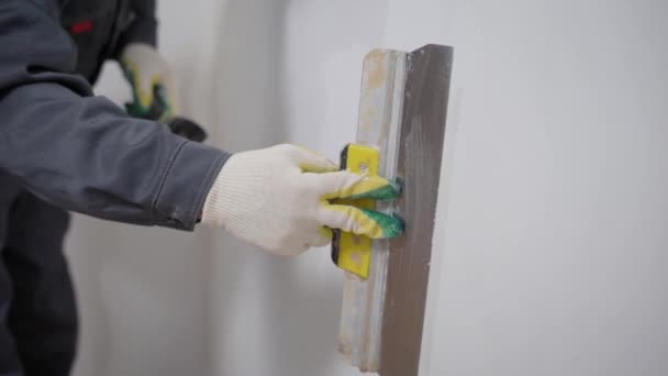 Crop builder applying stucco on wall decorating room interior - Video, Çekim