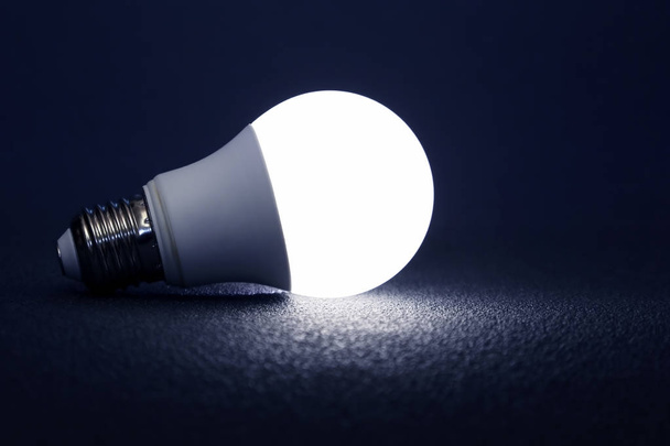lámpara led moderna se enciende sobre un fondo oscuro
 - Foto, imagen