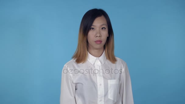 красива корейська жінка показує знак зупинка
 - Кадри, відео