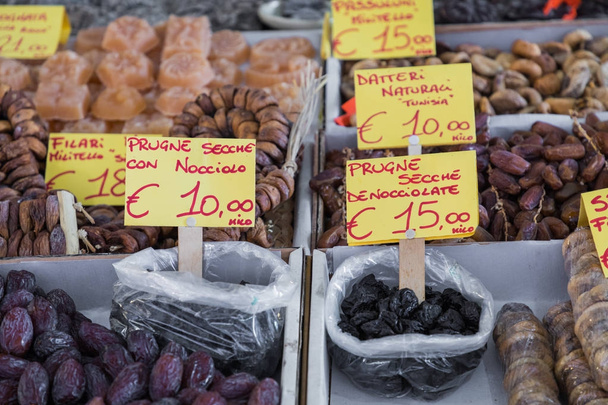 Sok különböző színes fűszerek, diófélék és szárított gyümölcsök, a piacra  - Fotó, kép
