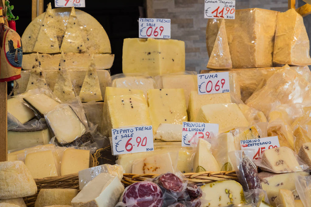 Marché aux fromages. Grand choix de fromages. Catane, Sicile, Ital
 - Photo, image