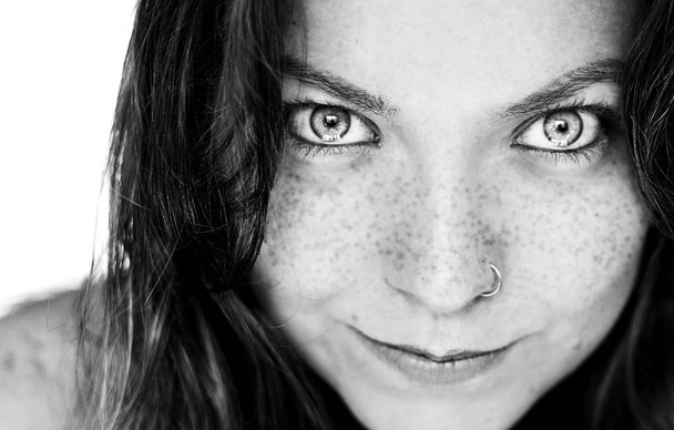 Ženy s frecklers na obličeji, při pohledu na fotoaparát - Fotografie, Obrázek