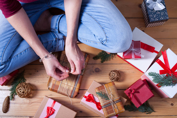 woman wrapping christmas presents - Foto, afbeelding
