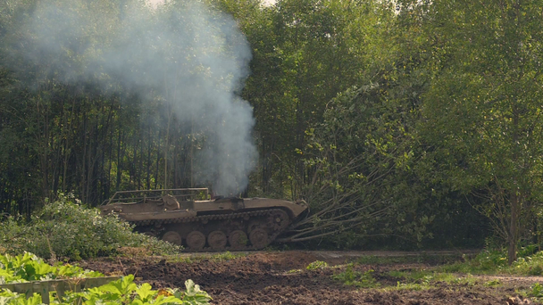 Tanque militar quebra árvores verdes para construir estrada na floresta para combater o inimigo
 - Filmagem, Vídeo