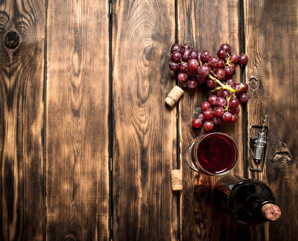Red wine with grapes - Foto, Imagem