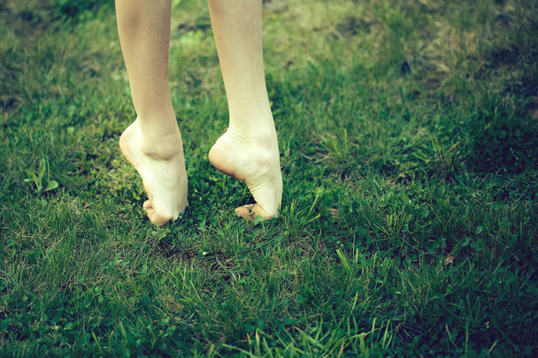 Mujer descalza sobre hierba
 - Foto, imagen