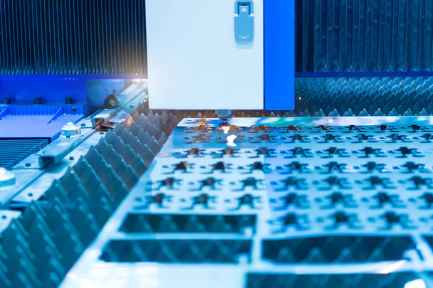 Лазерна ЧПУ cut машини під час різання листового металу - Фото, зображення