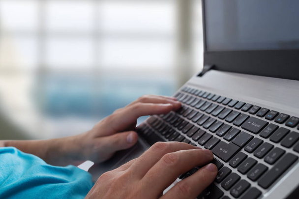 Чоловічі руки друкуються на клавіатурі ноутбука в офісі. Чоловік переглядає інформацію в Інтернеті. Фріланс блог, він підтримує концепцію
 - Фото, зображення
