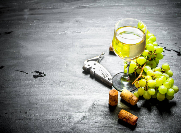 Fresh white wine - Fotoğraf, Görsel