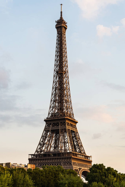 ο διάσημος Πύργος του Άιφελ στο Παρίσι, Γαλλία. - Φωτογραφία, εικόνα