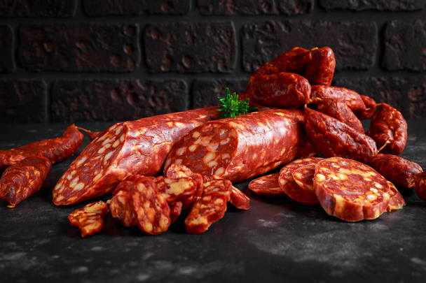 Varietà di salsicce di chorizo di maiale spagnole stagionate secche fatte con paprika e aglio
 - Foto, immagini