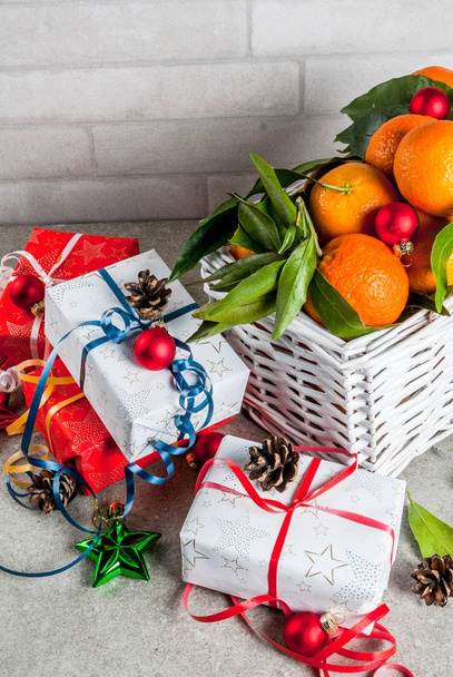 tangerinas e decorações de Natal
 - Foto, Imagem