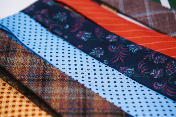 Sok több színű nyakkendők egy sorban. Kiegészítés a férfi ruházati üzlet stílusban. Divatos férfi tartozék. - Fotó, kép