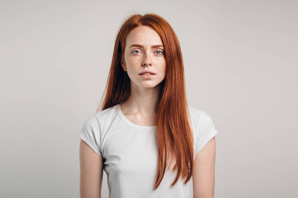 redhead girl with healthy freckled skin looking at camera - Fotografie, Obrázek