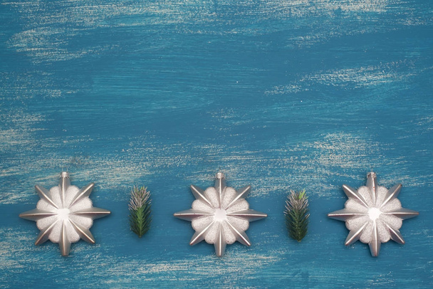 Noel arka plan dekoratif kompozisyon Noel süsleri boyalı ahşap zemin ile. - Fotoğraf, Görsel
