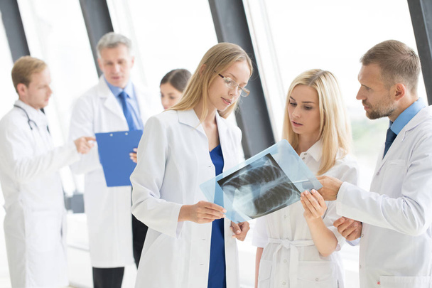 Группа врачей обсуждает рентген
 - Фото, изображение