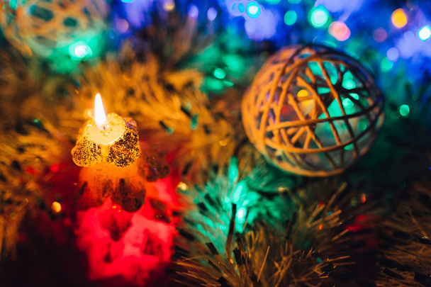 Égő gyertya és karácsonyi dekoráció. Elegáns, visszafogott szemcsésedik-val ünnepi hangulat - Fotó, kép