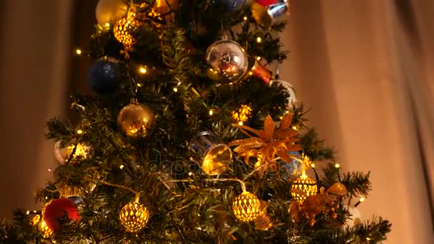 Λεπτομέρειες σχετικά με το όμορφο χριστουγεννιάτικο δέντρο με αναβοσβήνει γιρλάντες - Πλάνα, βίντεο
