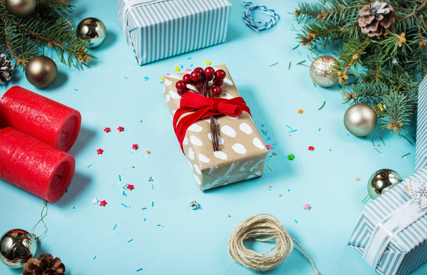 Weihnachten Hintergrund mit Dekorationen und Geschenkboxen auf blauem Brett - Foto, Bild