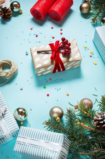 クリスマスの背景に装飾、青色のボード上のギフト ボックス - 写真・画像