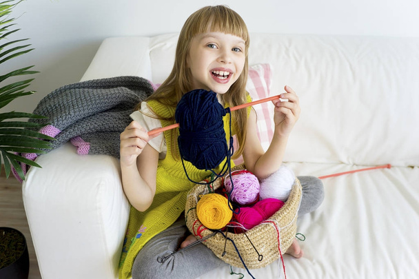 Girl knitting at home - Fotoğraf, Görsel