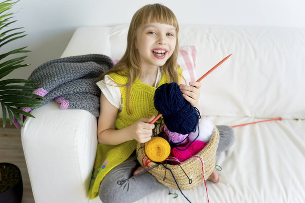 Girl knitting at home - Φωτογραφία, εικόνα