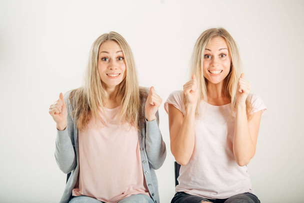 People, emotions and feelings. twin women having excited and winning looks - Fotoğraf, Görsel