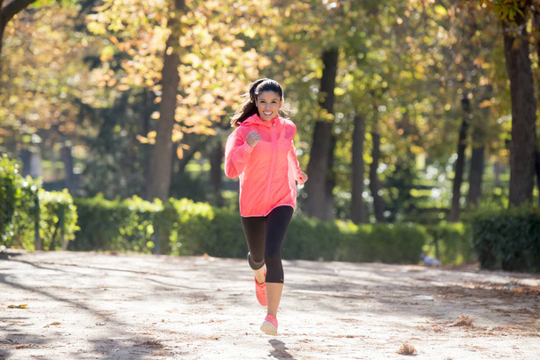 mujer corredora atractiva y feliz en ropa deportiva de otoño corriendo un
 - Foto, Imagen