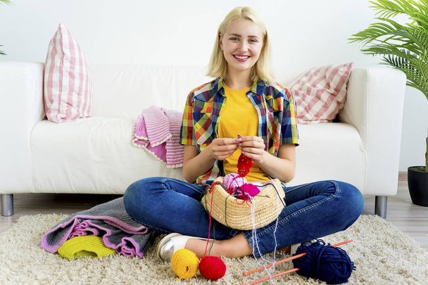 Girl knitting at home - Foto, Imagem