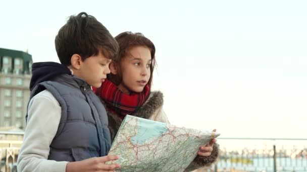 Junge und Mädchen fanden mit Hilfe einer Karte eine Sehenswürdigkeit - Filmmaterial, Video