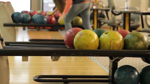 Játszik a játék a teke, a kisváros bowling pálya - Felvétel, videó