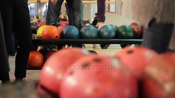 Lidé hrající hru bowlingu na malém městě bowlingu - Záběry, video