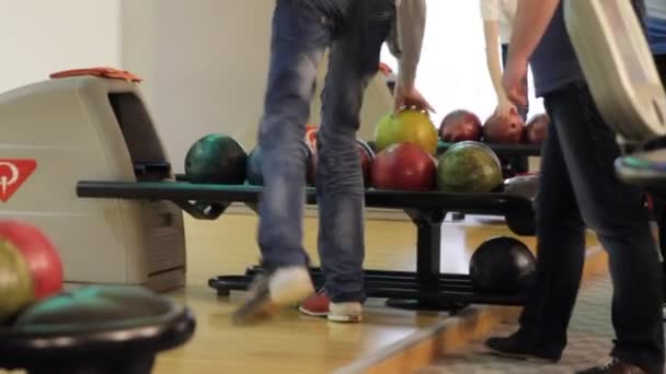 Menschen beim Bowling auf der Kleinstadt-Bowlingbahn - Filmmaterial, Video