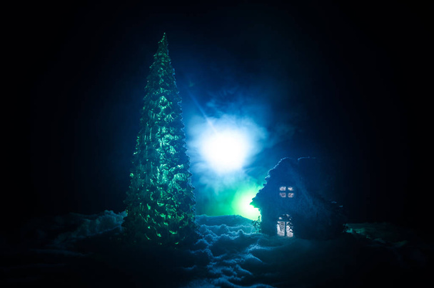 El hogar del Padre Frost, Santa Claus, Joulupukki, y otros héroes legendarios de las vacaciones de invierno. Una acogedora casita en las montañas salvajes y bosques almacenar una gran cantidad de magia
 - Foto, Imagen