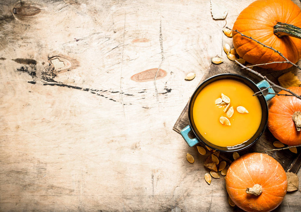 Cooked soup from a ripe pumpkin. - Foto, Imagem