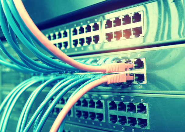 Сетевые кабели в коммутаторе и брандмауэр в стойке сервера облачного вычислительного центра данных
 - Фото, изображение