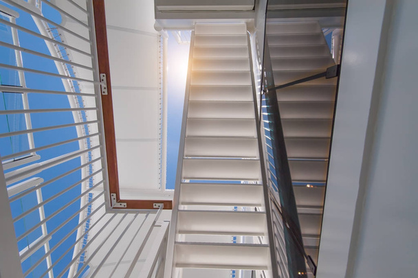 scale sul ponte prendisole dello yacht di lusso nella giornata di sole
 - Foto, immagini