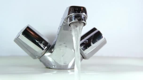 L'acqua esce da un rubinetto
 - Filmati, video