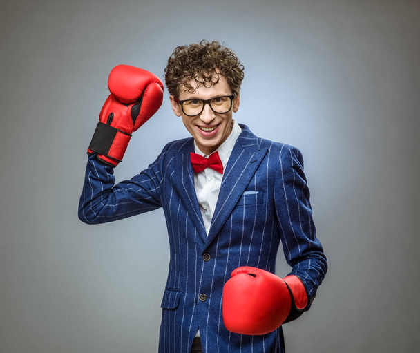 Businessman in boxing gloves - Foto, afbeelding