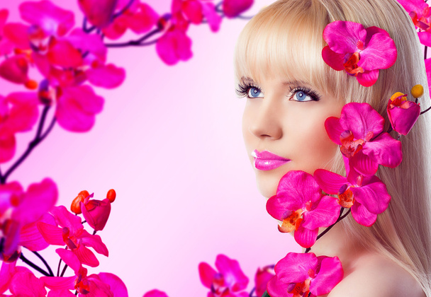 Kaunis blondi nainen kukkia
 - Valokuva, kuva
