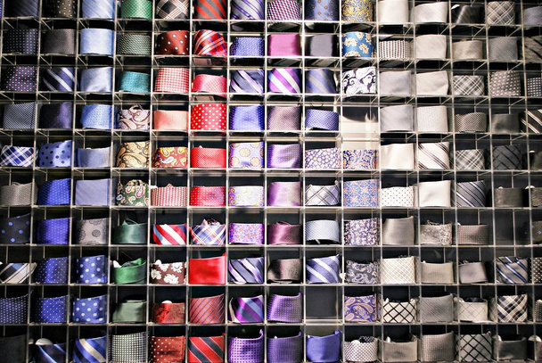  Amplia selección de corbatas en tienda de ropa masculina
 - Foto, imagen