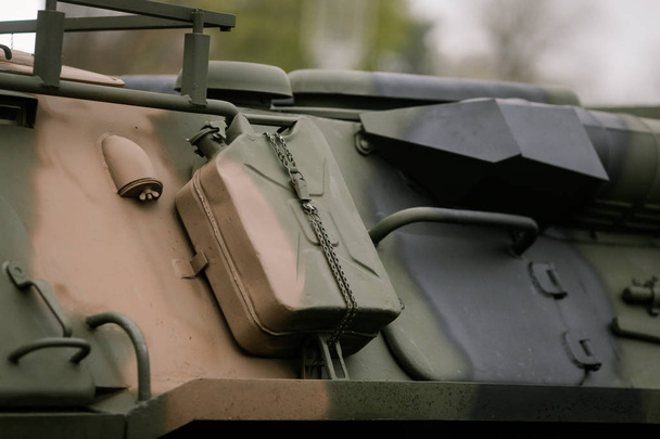 Militärschaufel und Axt auf einem gepanzerten Fahrzeug - Foto, Bild