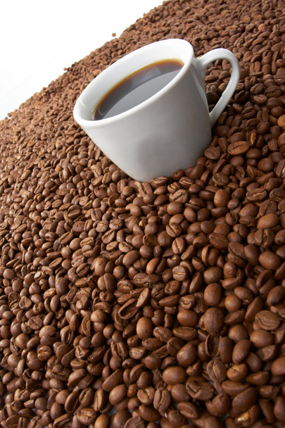 Tasse avec café, coûtant sur grain de café
 - Photo, image