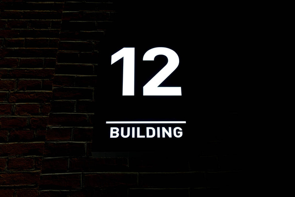 Bâtiment numéro 12. Plaque d'immatriculation
 - Photo, image