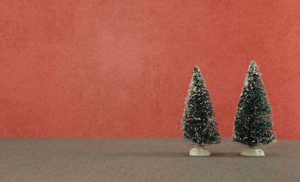 різдвяна листівка з двома зеленими деревами на червоному тлі
 - Фото, зображення