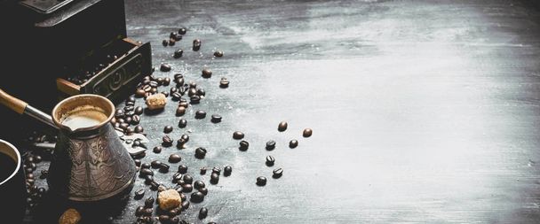 Свіжий зварений кавовий горщик
 - Фото, зображення
