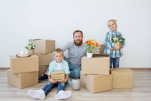 Family moving to a new house - 写真・画像