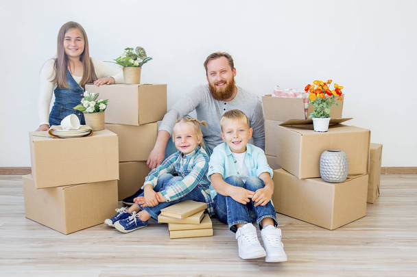 Family moving to a new house - Foto, imagen